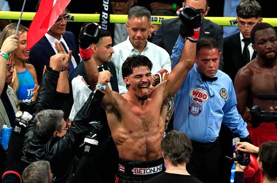 El boxeador puertorriqueño Xander Zayas defenderá sus títulos superwélter ante Jaron Ennis