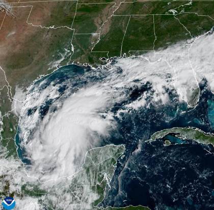 Isaías se intensifica a huracán categoría 1 en el golfo de México y amenaza con lluvias