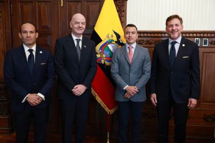 El presidente de Ecuador se reúne en Quito con presidentes de la FIFA y la Conmebol