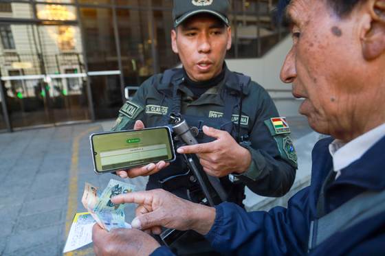 Bolivianos cambian billetes tras suspensión de una serie por siniestro de avión con dinero