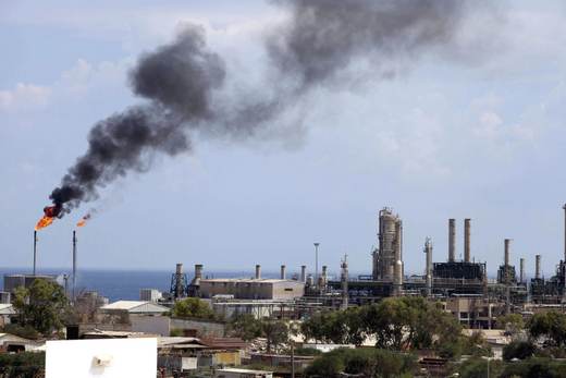 El brent cae moderadamente un 2 % y cierra la semana a 108,17 dólares el barril