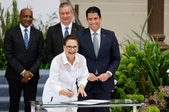 La ingeniera marina Ilya Espino asume como la primera mujer al frente del Canal de Panamá