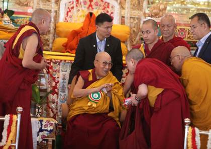 El dalái lama tratará su rodilla en Nueva Delhi antes de visitar la frontera con China
