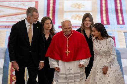 El papa inicia su visita a España agradeciéndole su compromiso activo con la paz