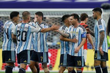 2-0. Messi agranda su leyenda y Argentina reserva plaza en dieciseisavos