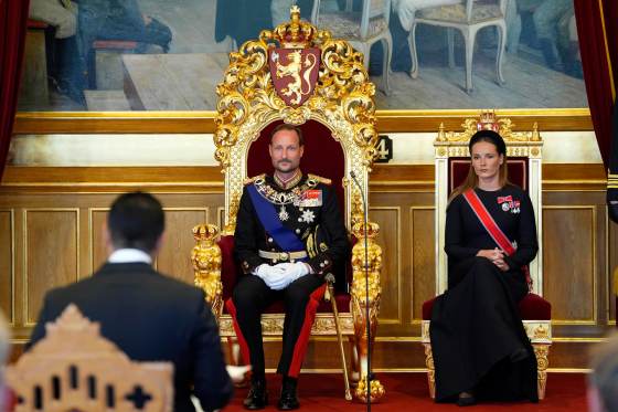 El rey Haakon VIII jura la Constitución ante el Parlamento noruego