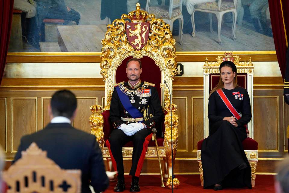 Haakon VIII jura la Constitución y cientos de noruegos desfilan ante féretro de Harald V