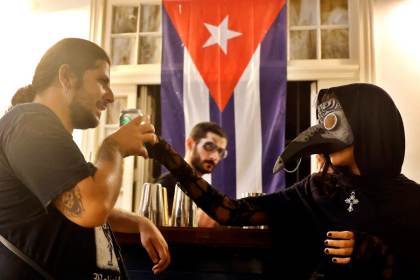 Los jóvenes en Cuba celebran Halloween con estilo caribeño pese a la crisis energética