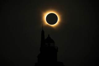 Las nubes no apagan la emoción: medio centenar de ciegos 'escuchan' el eclipse en A Coruña