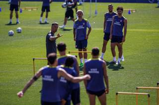 El Valencia quiere aprovechar la 'Champions' del Atlético para acariciar la permanencia