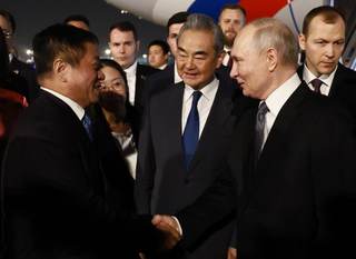 Putin llega a China para reunirse con Xi pocos días después de Trump