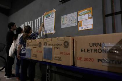 Cierran los últimos colegios electorales en Brasil y se reanuda el conteo de votos