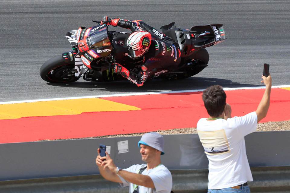 Marco Bezzecchi suma su tercera 'pole' de la temporada y el récord absoluto de Motorland