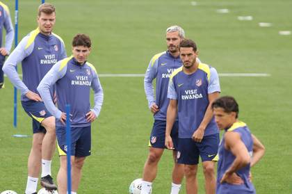 Sorloth entra en la convocatoria; Hancko, Giménez, Lookman y Almada, bajas