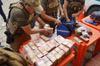 Incautan 303.270 dólares ocultos en ambulancia que salió de la casa del fiscal de Bolivia