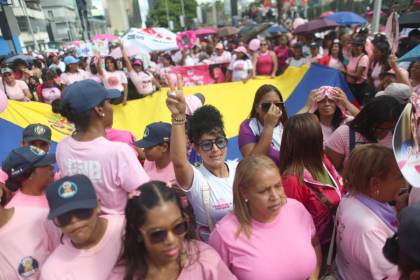 El chavismo marcha en homenaje a la mujer y por el mes del cáncer de mama