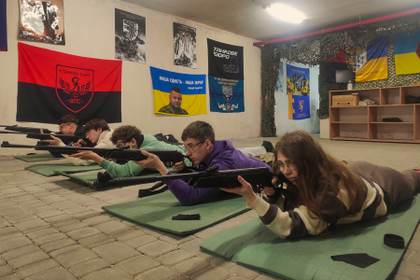 Ucrania refuerza la formación militar práctica de sus adolescentes ante la amenaza rusa