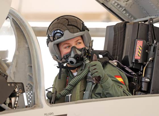 La Casa Real distribuye imágenes de la formación de la princesa Leonor en un avión F-5