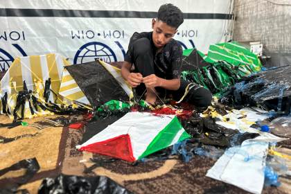 Entre irónicos e incrédulos, los gazatíes ven cómo Israel compara sus cometas con drones