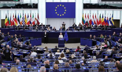 Von der Leyen respalda ralentizar la IA de frontera y acelerar la computación europea