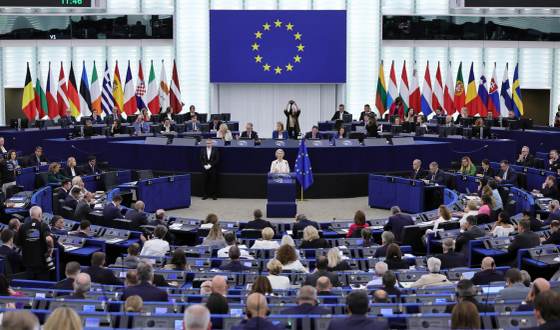 Von der Leyen respalda ralentizar la IA de frontera y acelerar la computación europea