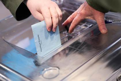 Socialistas, conservadores y macronistas apelan a detener a la extrema derecha e izquierda