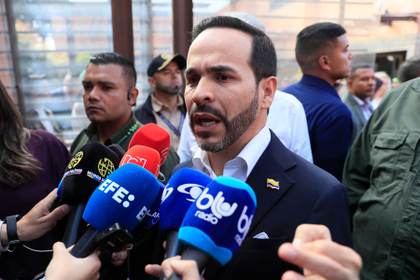 Candidato colombiano ultraderechista ve como "único enemigo" a un aspirante izquierdista