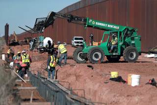 EEUU construye muro negro en la frontera con México que dificulta la escalada de migrantes