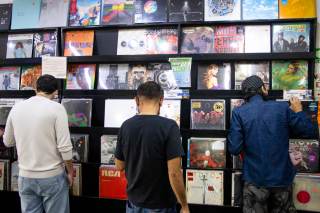 El vinilo resurge en México y desafía al 'streaming' gracias al coleccionismo juvenil