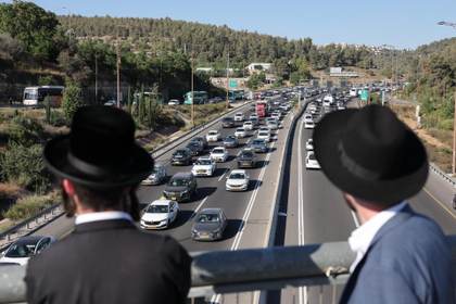 Convoyes de ultraortodoxos contra el reclutamiento militar bloquean carreteras en Israel