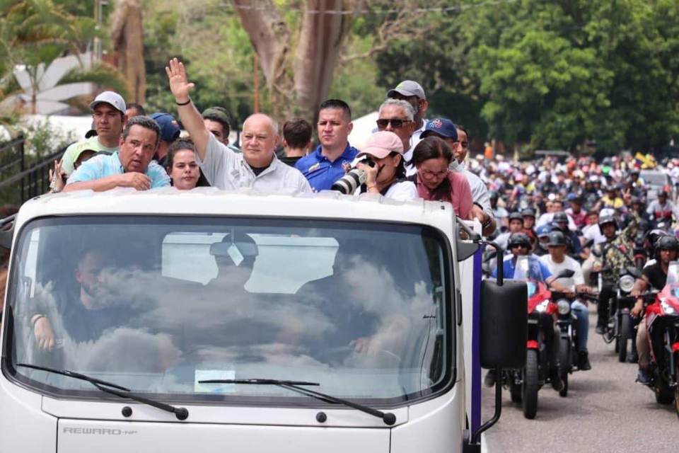 Cabello encabeza una caravana de motoristas para pedir el fin de las sanciones a Venezuela