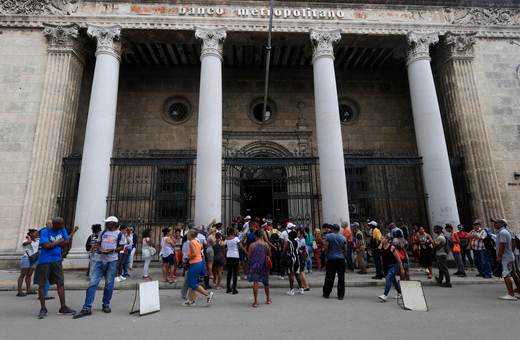 Crisis de efectivo en Cuba: "¿Por qué los ancianos tenemos que pasar tanto trabajo?"