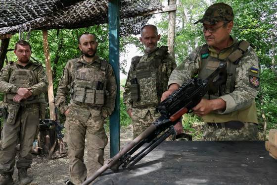 Ucrania impulsa los salarios y el reclutamiento extranjero en una gran reforma militar
