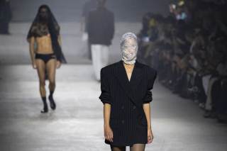 Louis Gabriel Nouchi cambia París por la 080 Barcelona con un desfile homenaje a Almodóvar