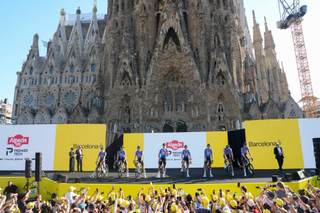 Unas 50.000 personas dan la bienvenida al pelotón del Tour en Barcelona