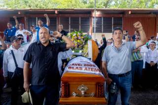 Despiden al maestro asesinado a tiros en una escuela del sur de México
