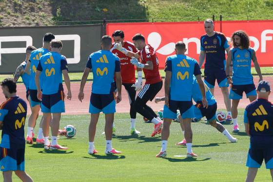Cucurella, Rodri, Pedri y Oyarzabal, fuera del amistoso contra Irak