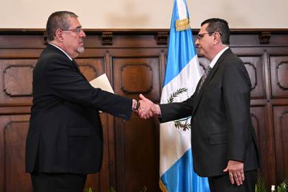 Presidente de Guatemala juramenta al nuevo fiscal general antes del inicio de su mandato