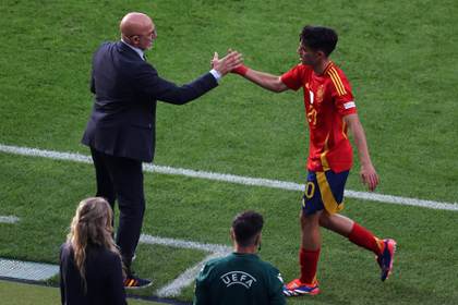 De la Fuente repite alineación con Pedri en el banquillo