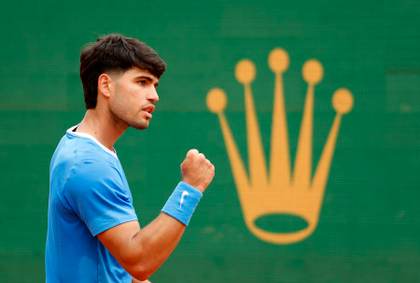 Alcaraz impone su condición de campeón y vence por 6-1 y 6-3 a Báez en 1 hora y 10 minutos