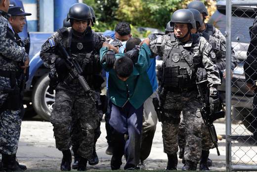 Cuatro años de estado de excepción en El Salvador: por qué se aprobó y por qué se mantiene