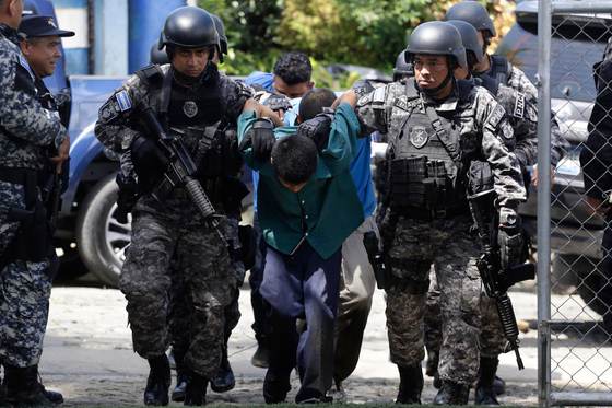 Cuatro años de estado de excepción en El Salvador: por qué se aprobó y por qué se mantiene