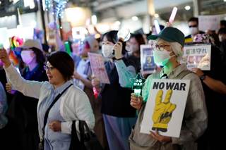 Decenas protestan en Tokio contra la guerra el día en que Japón permite exportar armas