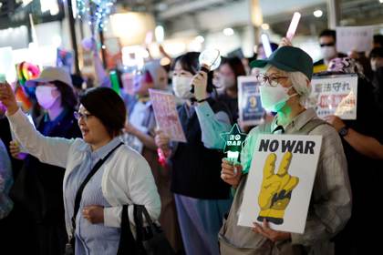 Decenas protestan en Tokio contra la guerra el día en que Japón permite exportar armas