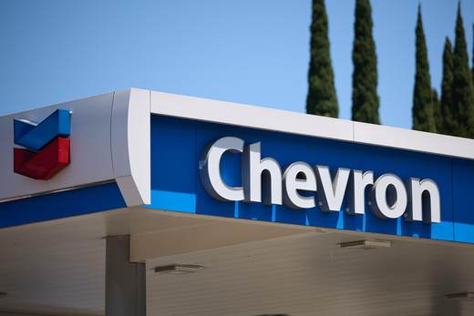 Chevron y Exxon reportan caídas pronunciadas en sus ganancias en primer trimestre de 2026