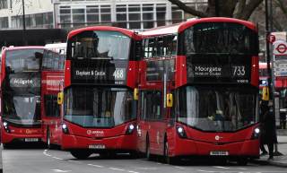 Chóferes de Londres inician una huelga por tener que conducir "autobuses abrasadores"