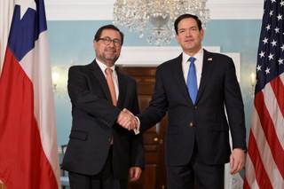 Canciller chileno dice que "se está recomponiendo relación" con EE.UU. tras cita con Rubio