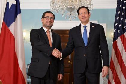 Canciller chileno dice que "se está recomponiendo relación" con EE.UU. tras cita con Rubio