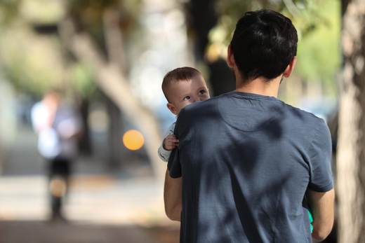 Disfrutar de una baja paternidad remunerada reduce el riesgo de depresión y ansiedad