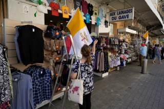 Banderas y carteles inundan Lourdes ante la llegada del papa León XIV: "Impacta mucho"